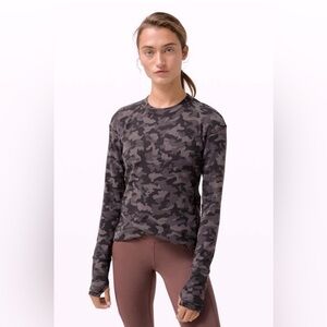 Lululemon Women’s Long Sleeve Camo Gray Black Tee Thumb‎ Hole Back Pocket Sz 6